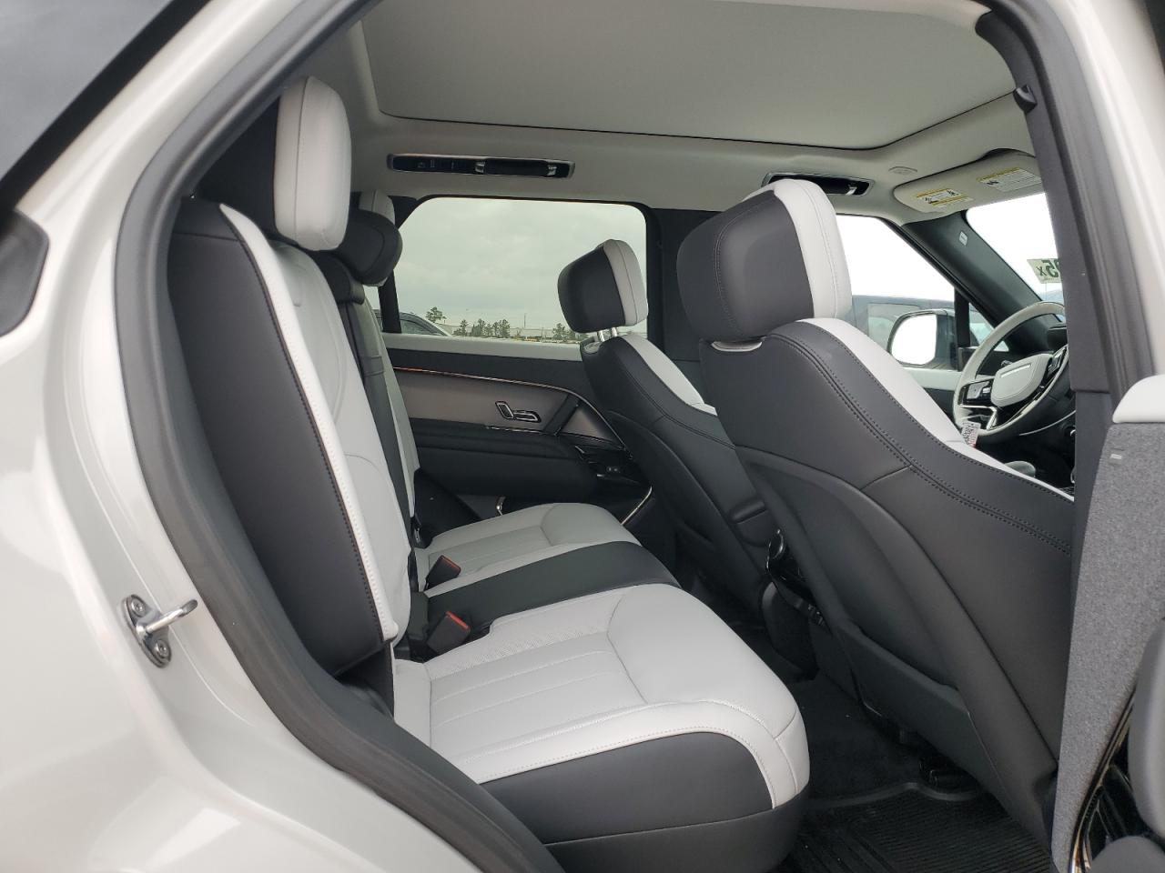 2024 Land Rover Range Rover - Image 11