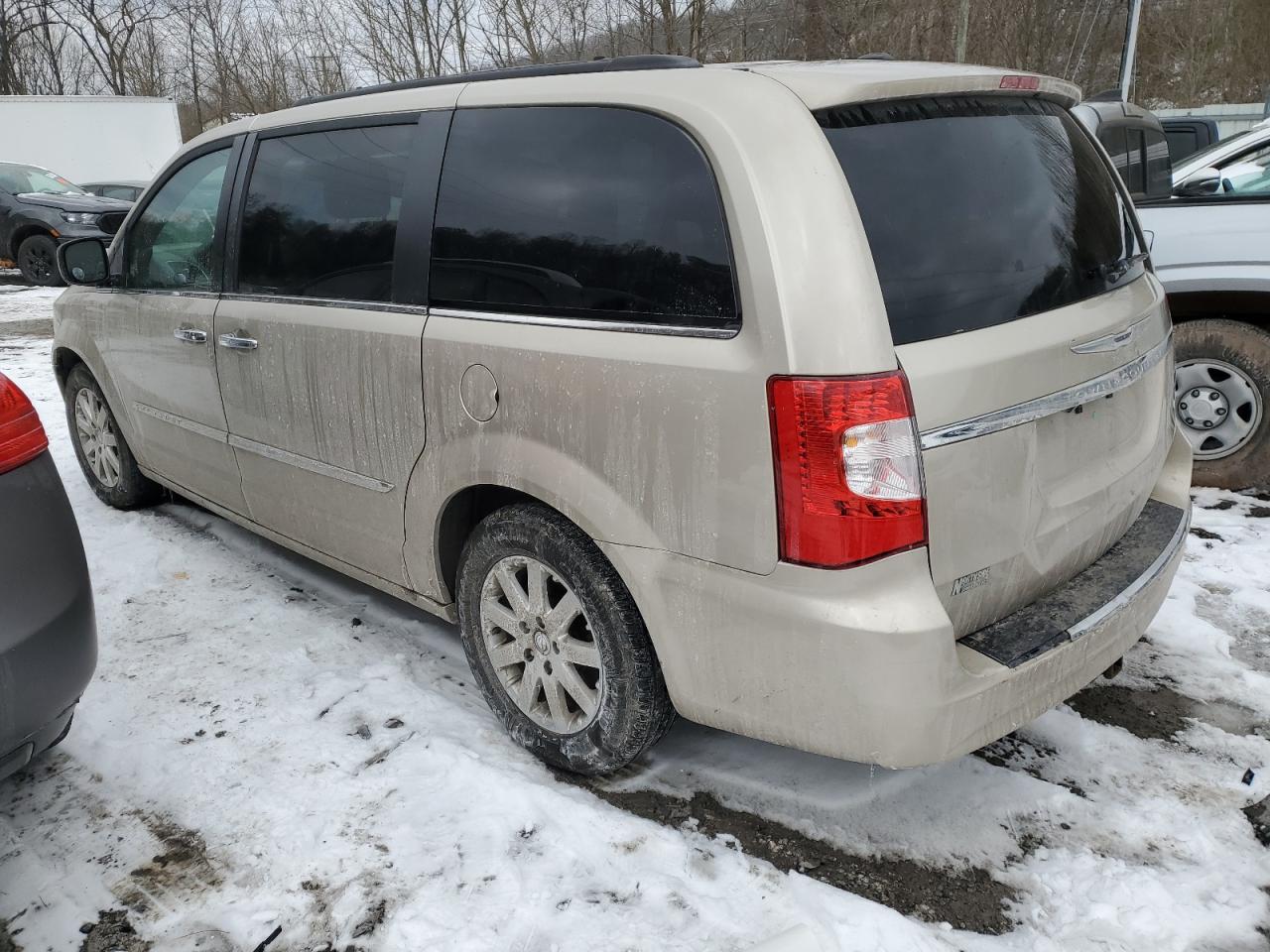 2016 Chrysler Town & Country - Image 2