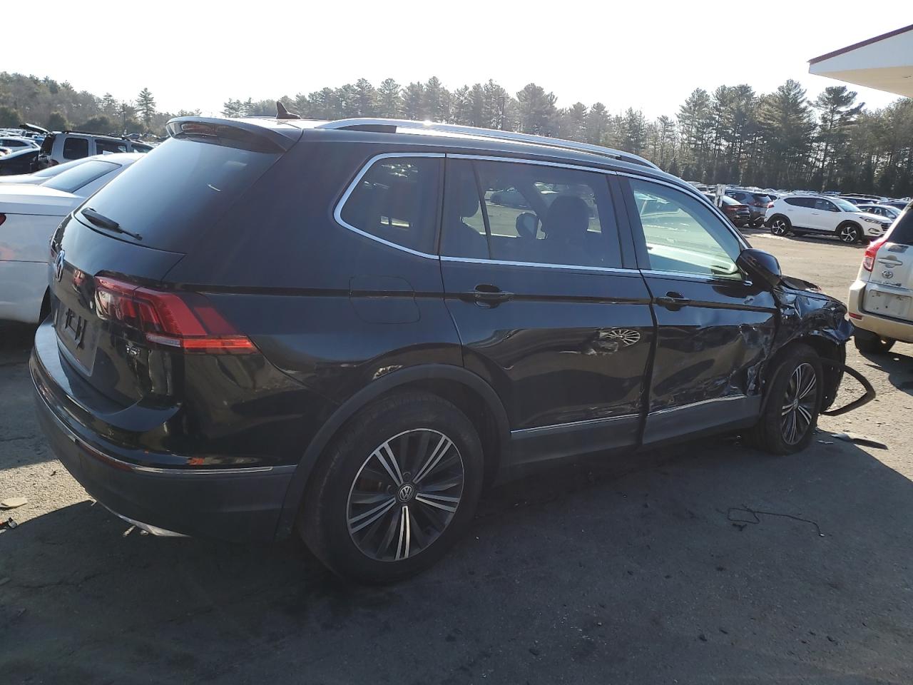 2018 Volkswagen Tiguan - Image 3