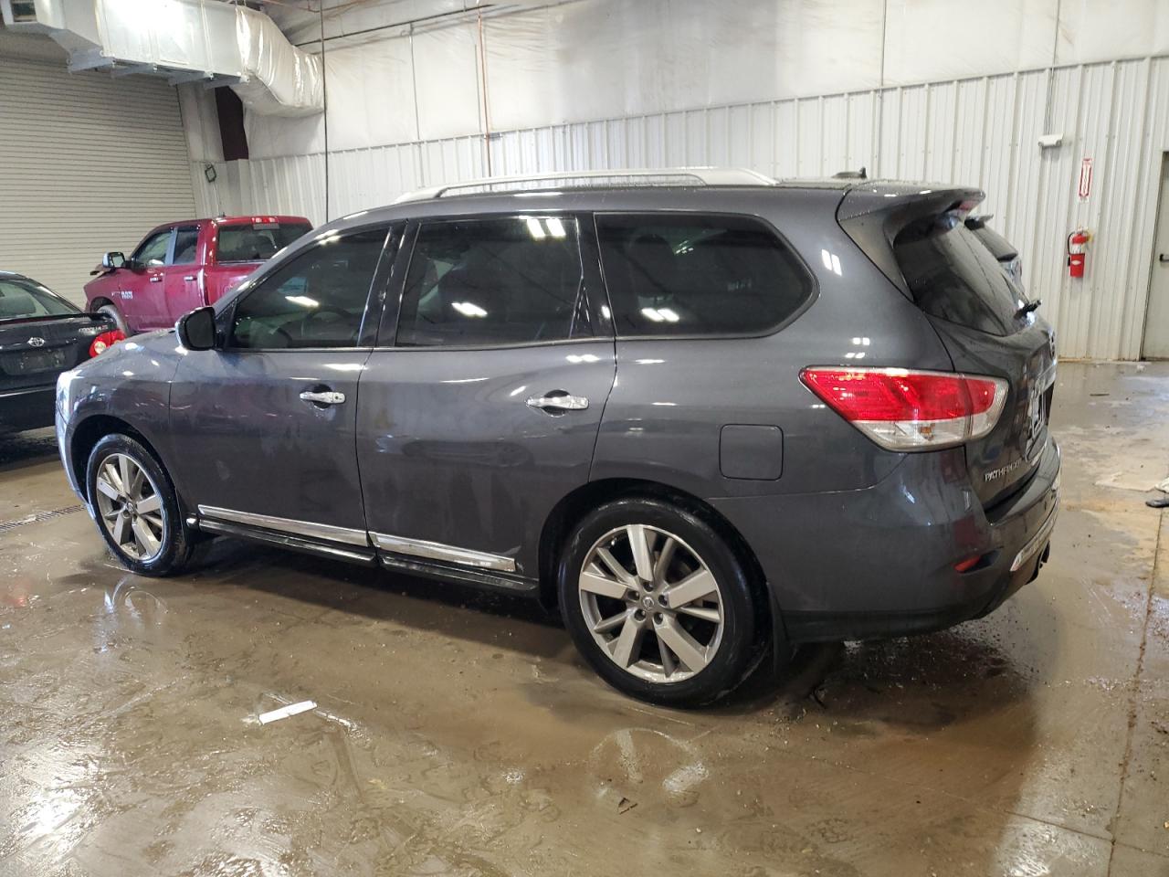 2014 Nissan Pathfinder - Image 2