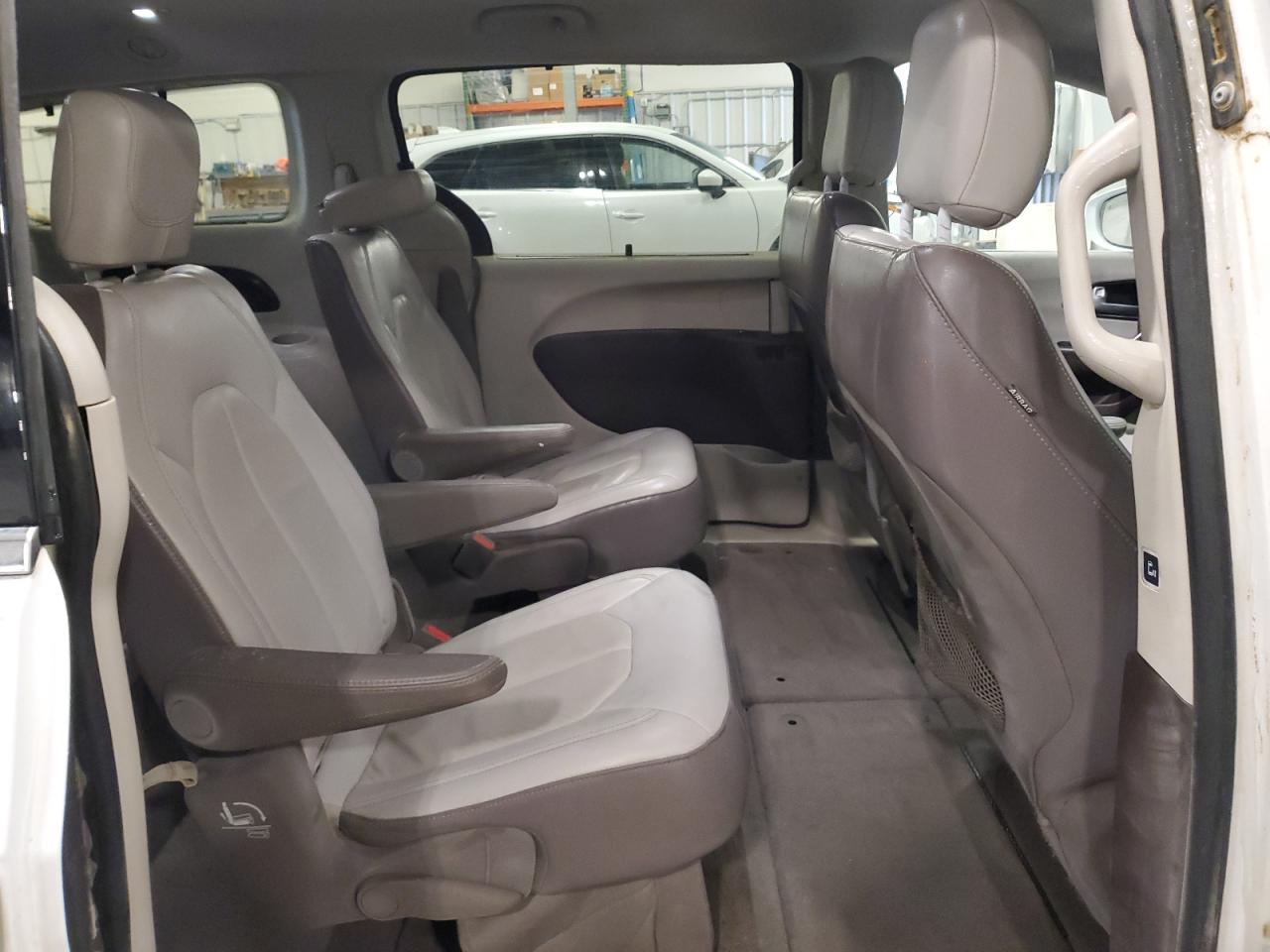2017 Chrysler Pacifica - Image 11
