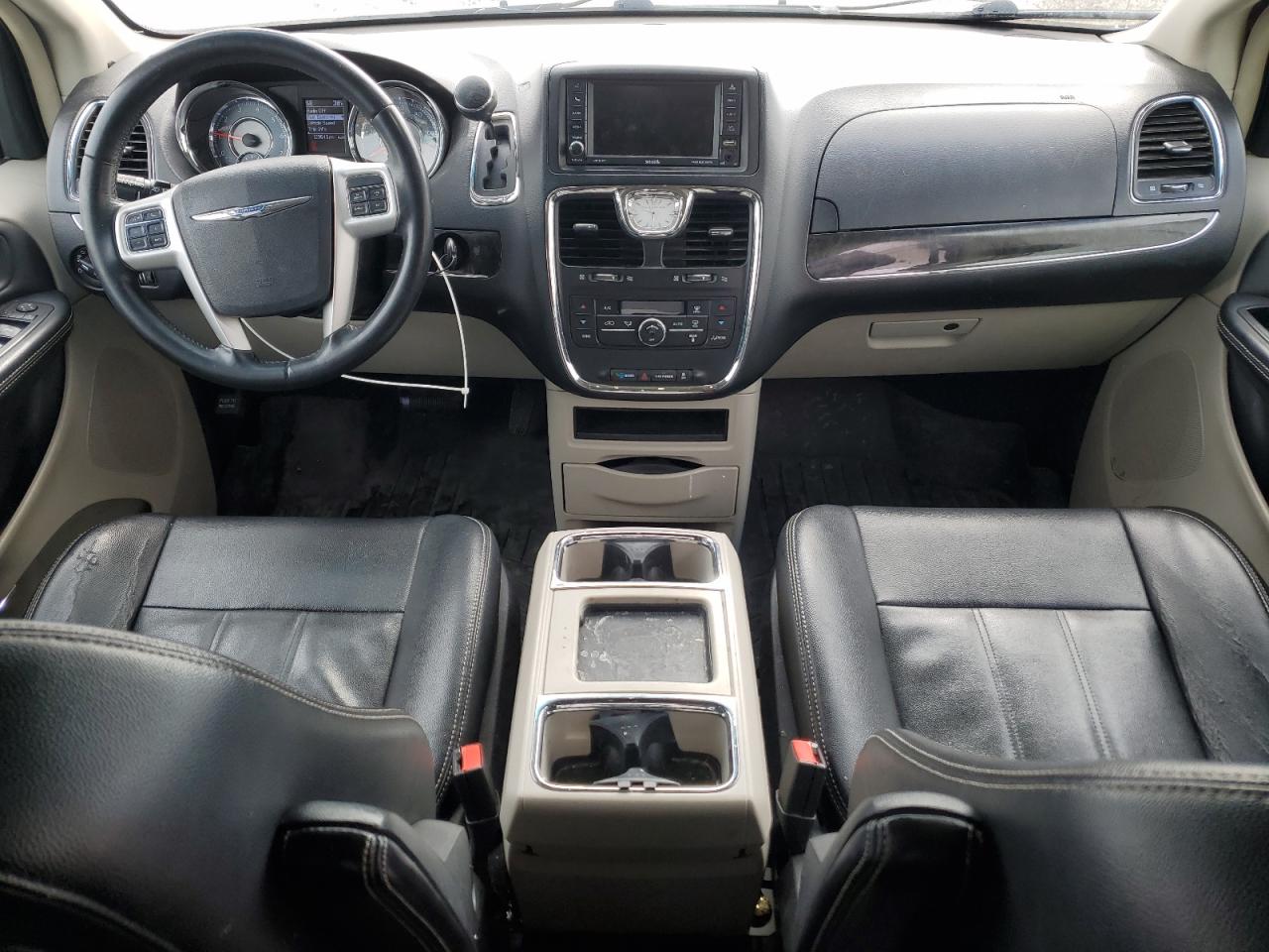 2015 Chrysler Town & Country - Image 8