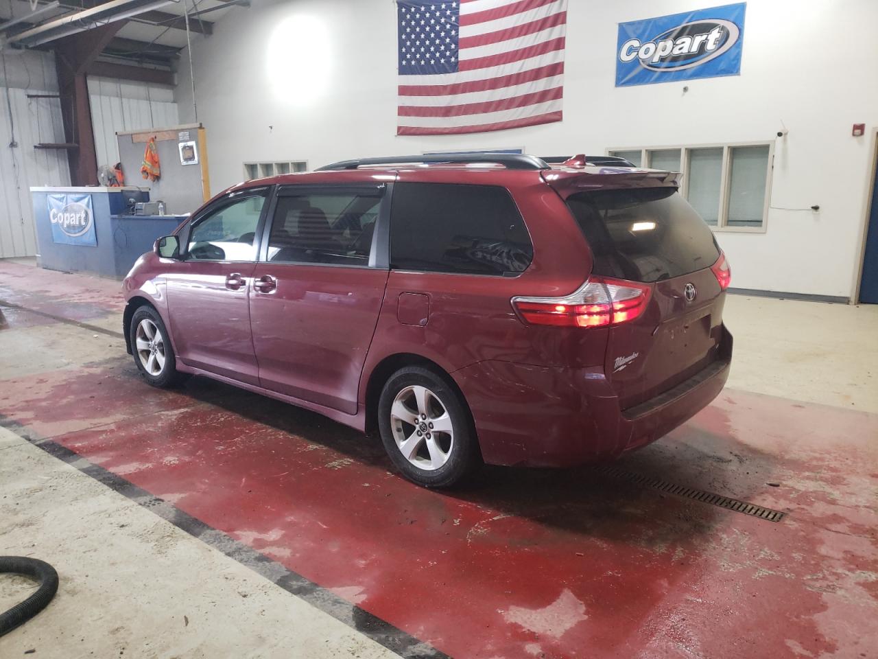 2018 Toyota Sienna - Image 2