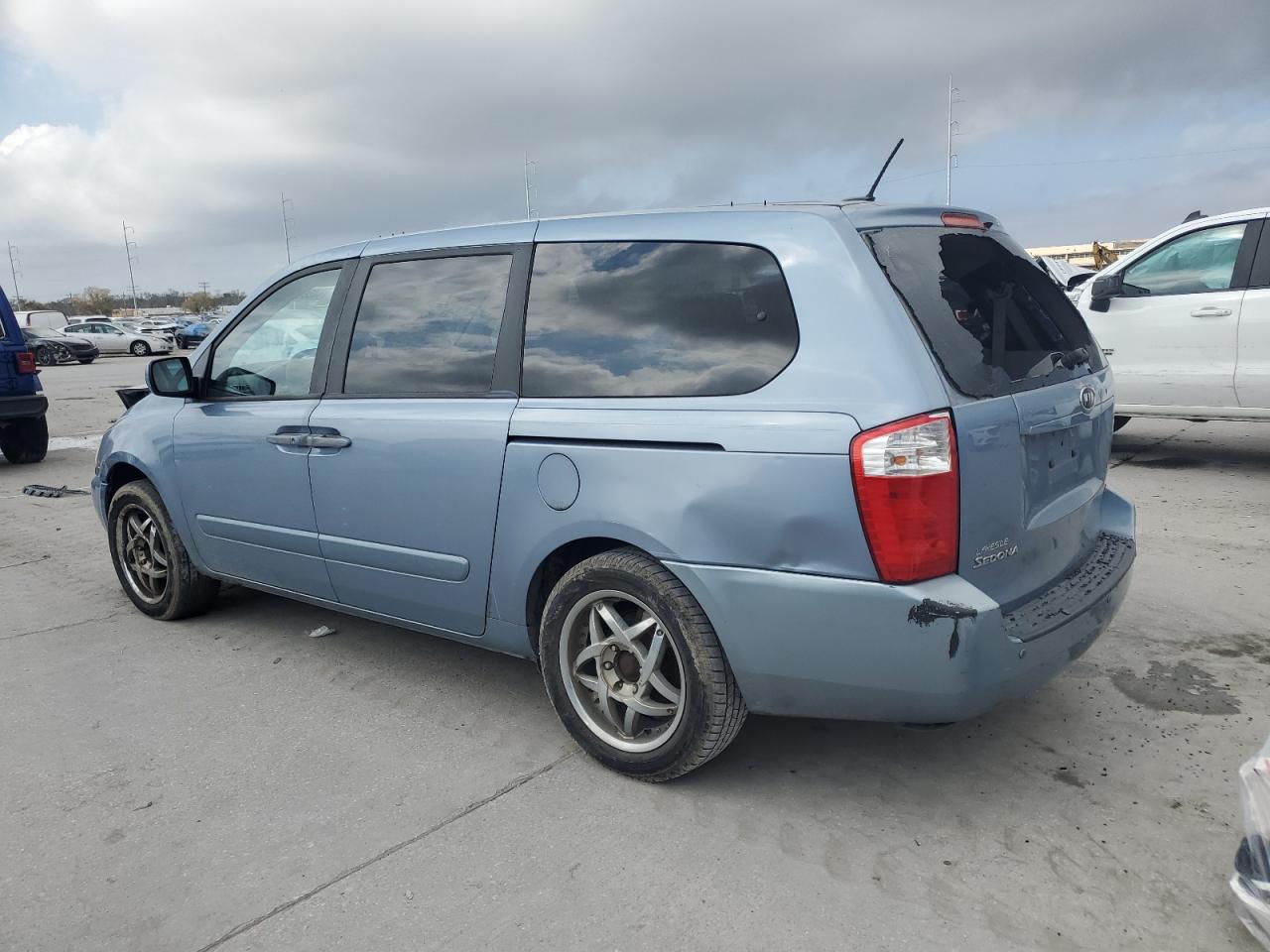 2009 Kia Sedona - Image 2