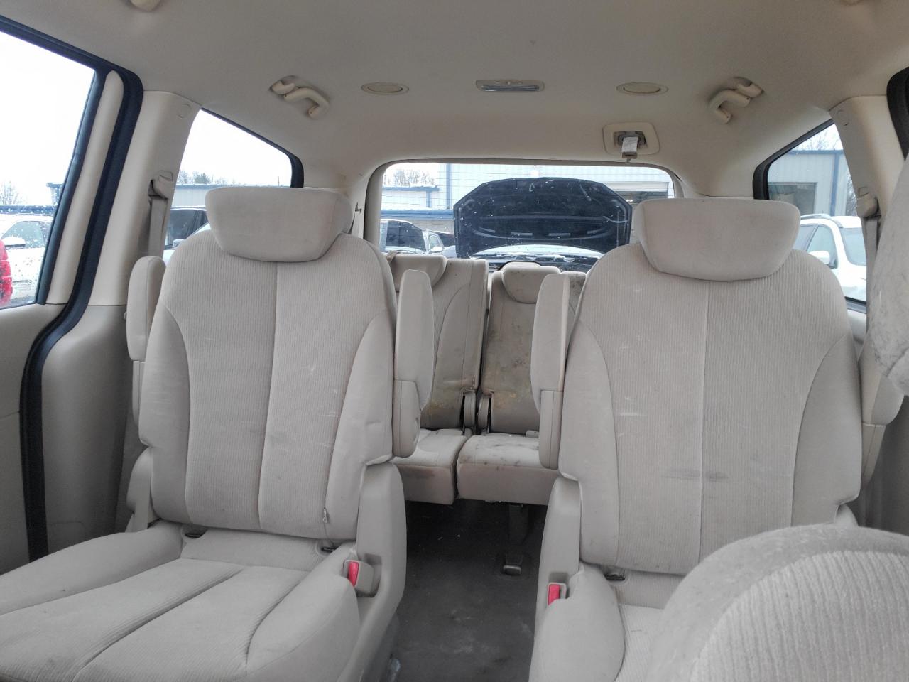 2009 Kia Sedona - Image 10