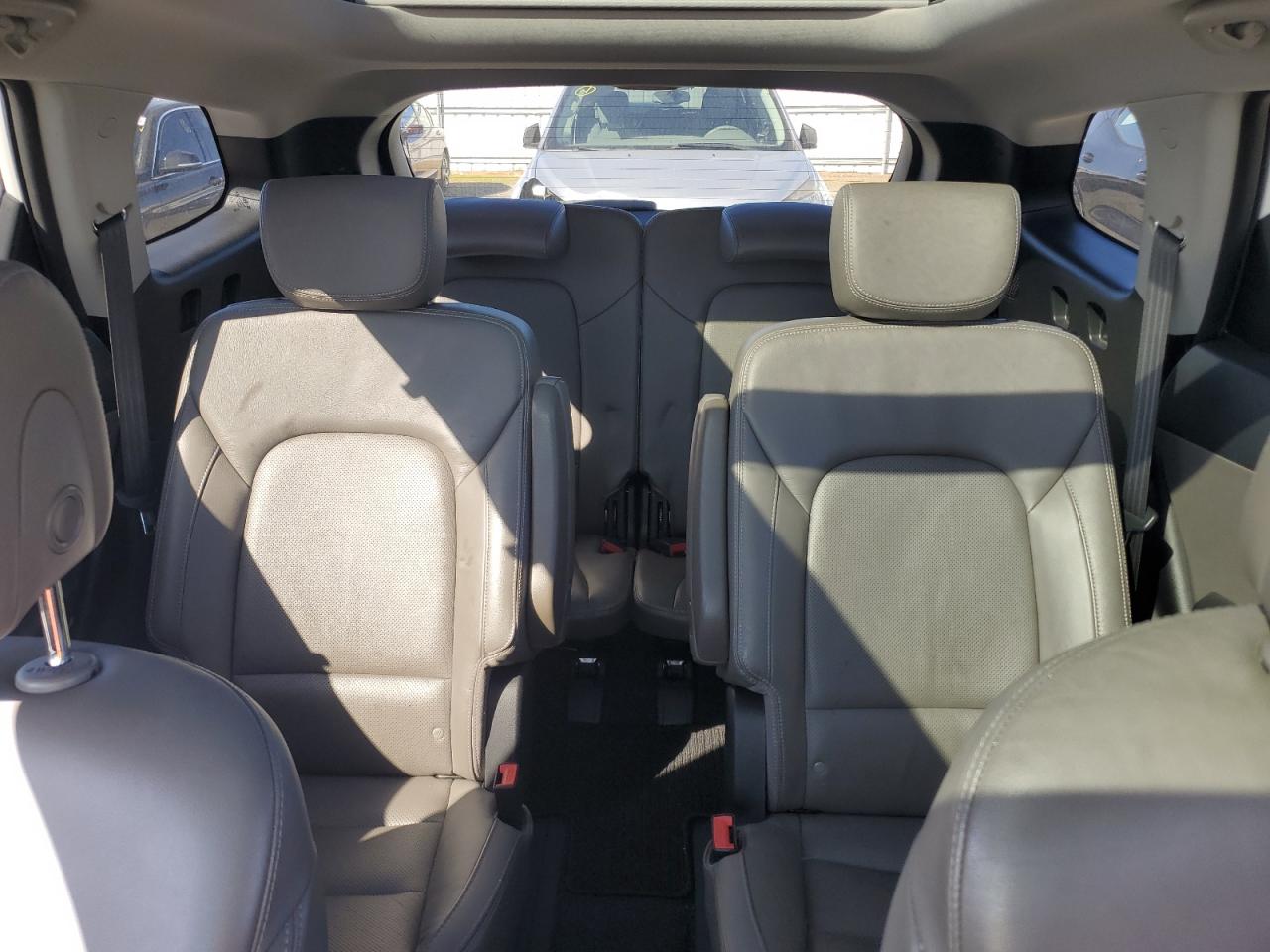 2015 Hyundai Santa Fe - Image 10