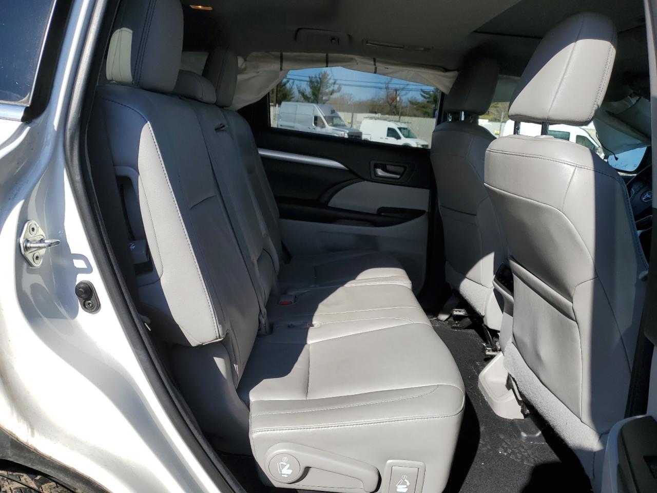 2015 Toyota Highlander - Image 11