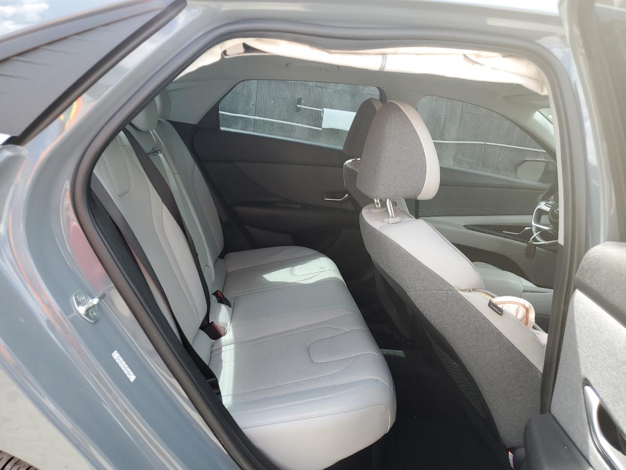 2022 Hyundai Elantra - Image 11