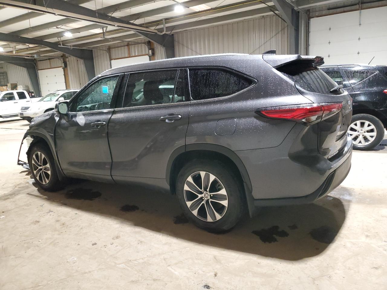 2022 Toyota Highlander - Image 2