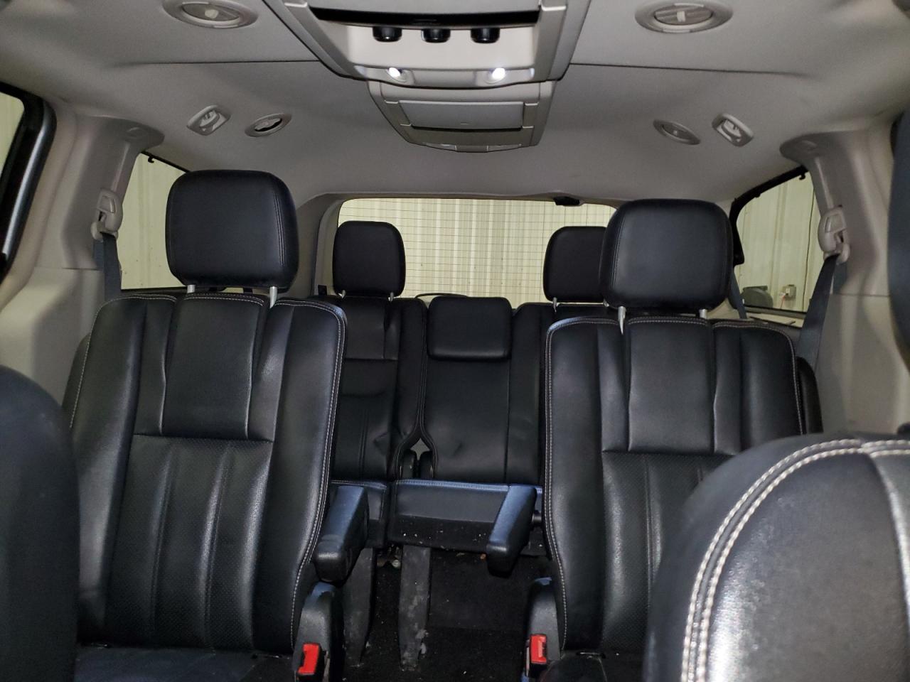 2014 Chrysler Town & Country - Image 10