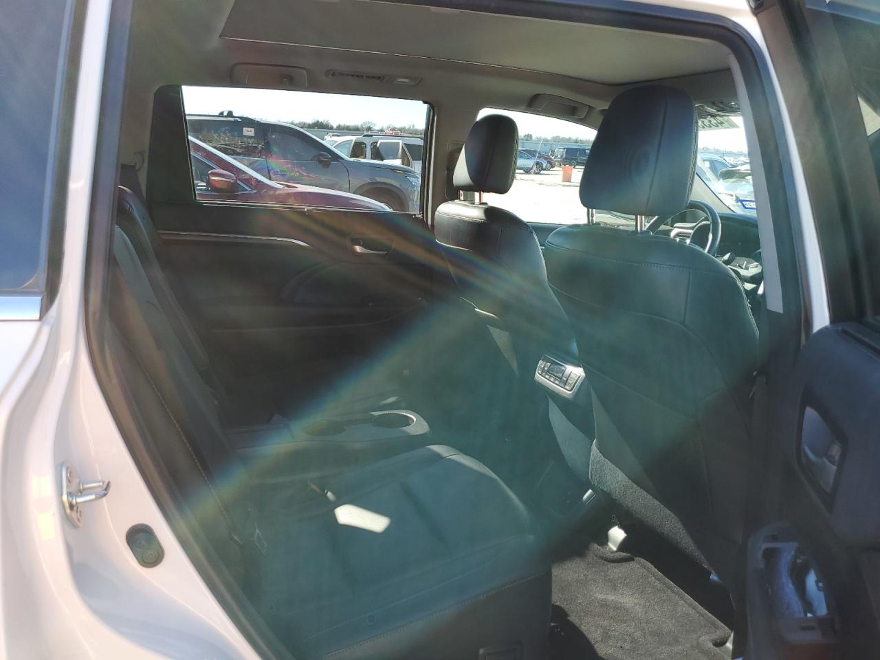 2015 Toyota Highlander - Image 11