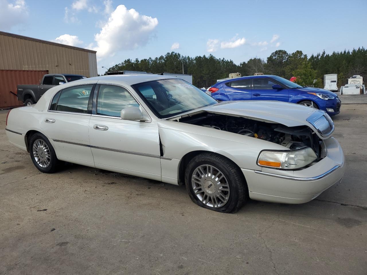 2006 Lincoln Town Car - Image 4