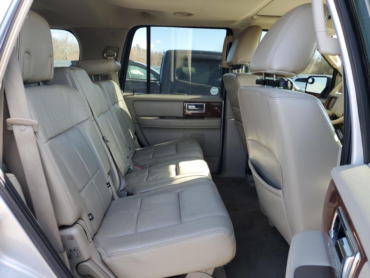 2011 Lincoln Navigator - Image 11