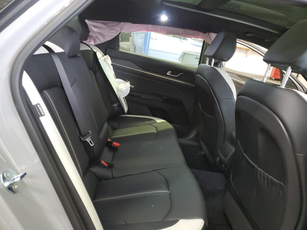 2025 Kia K5 - Image 10