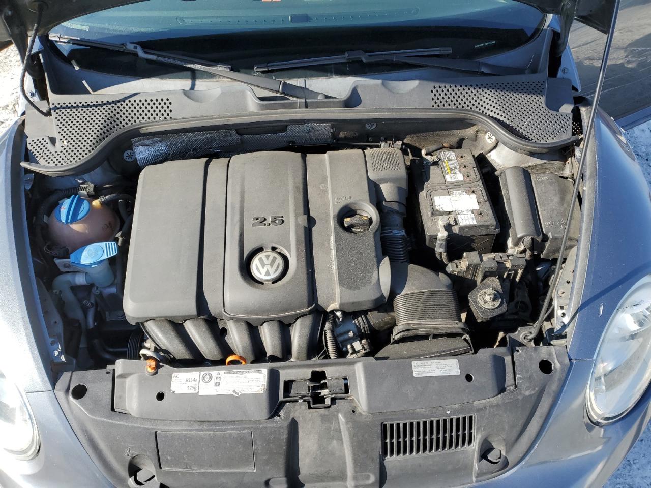 2013 Volkswagen Beetle - Image 11