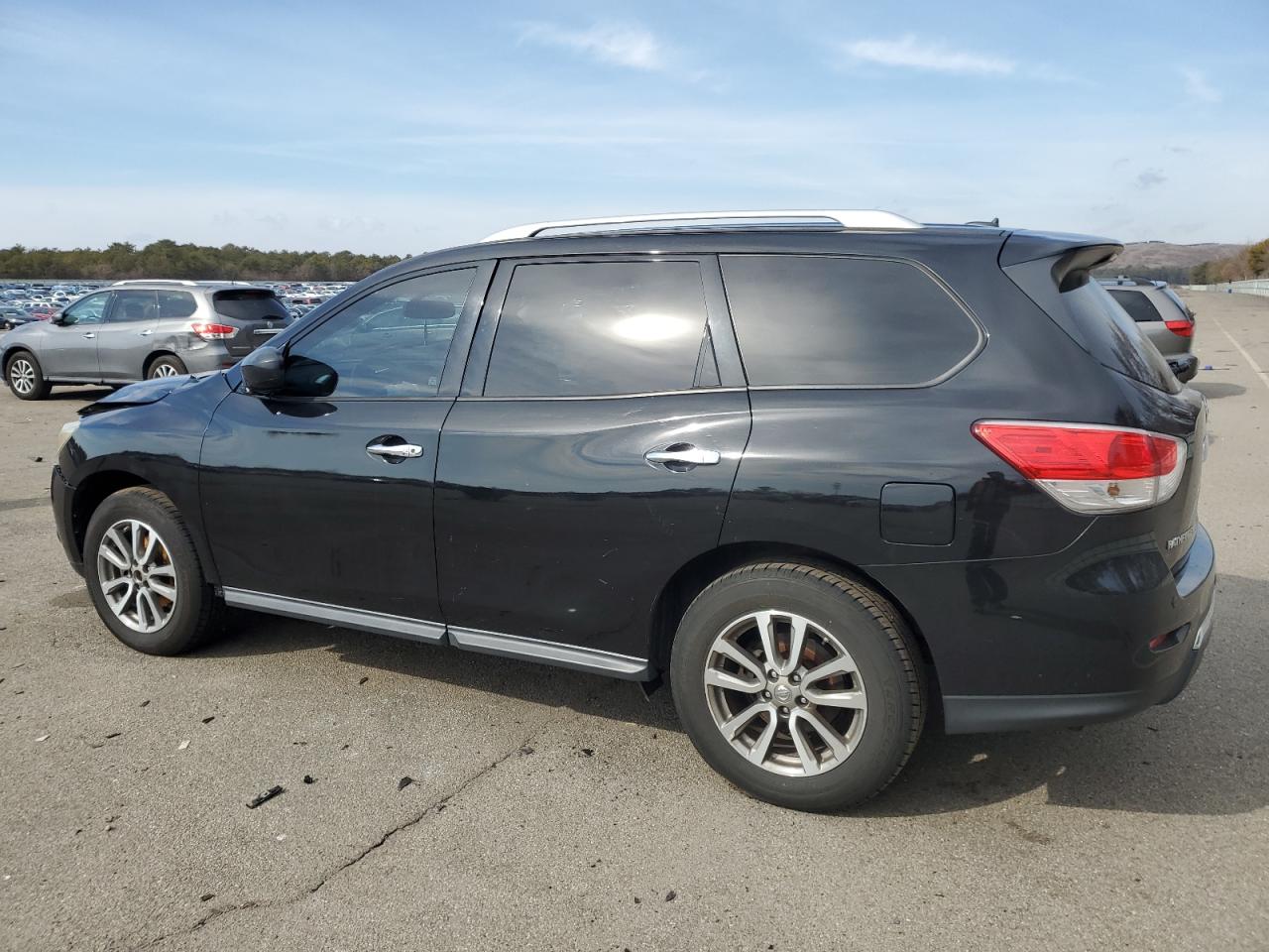 2015 Nissan Pathfinder - Image 2