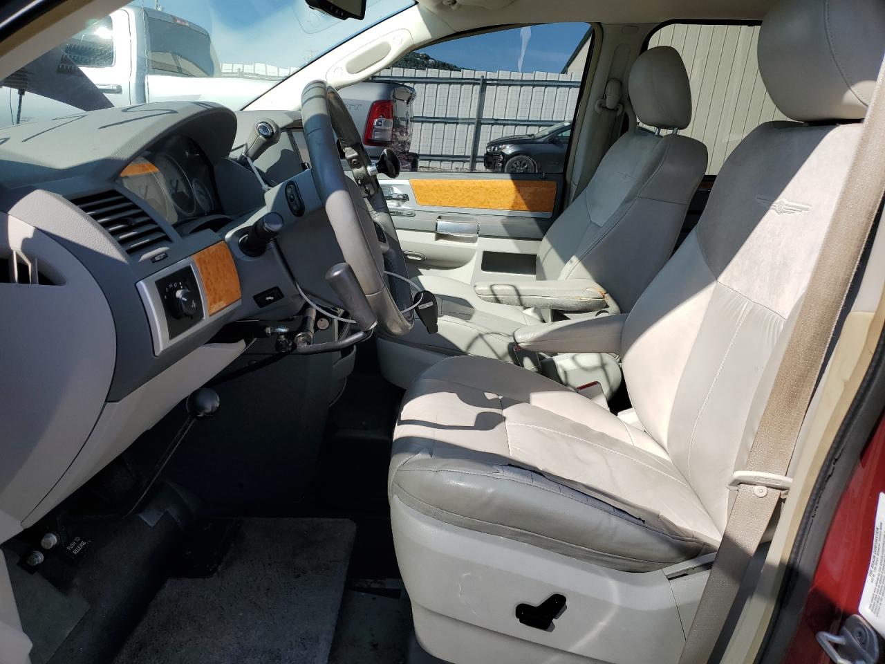 2008 Chrysler Town & Country - Image 7