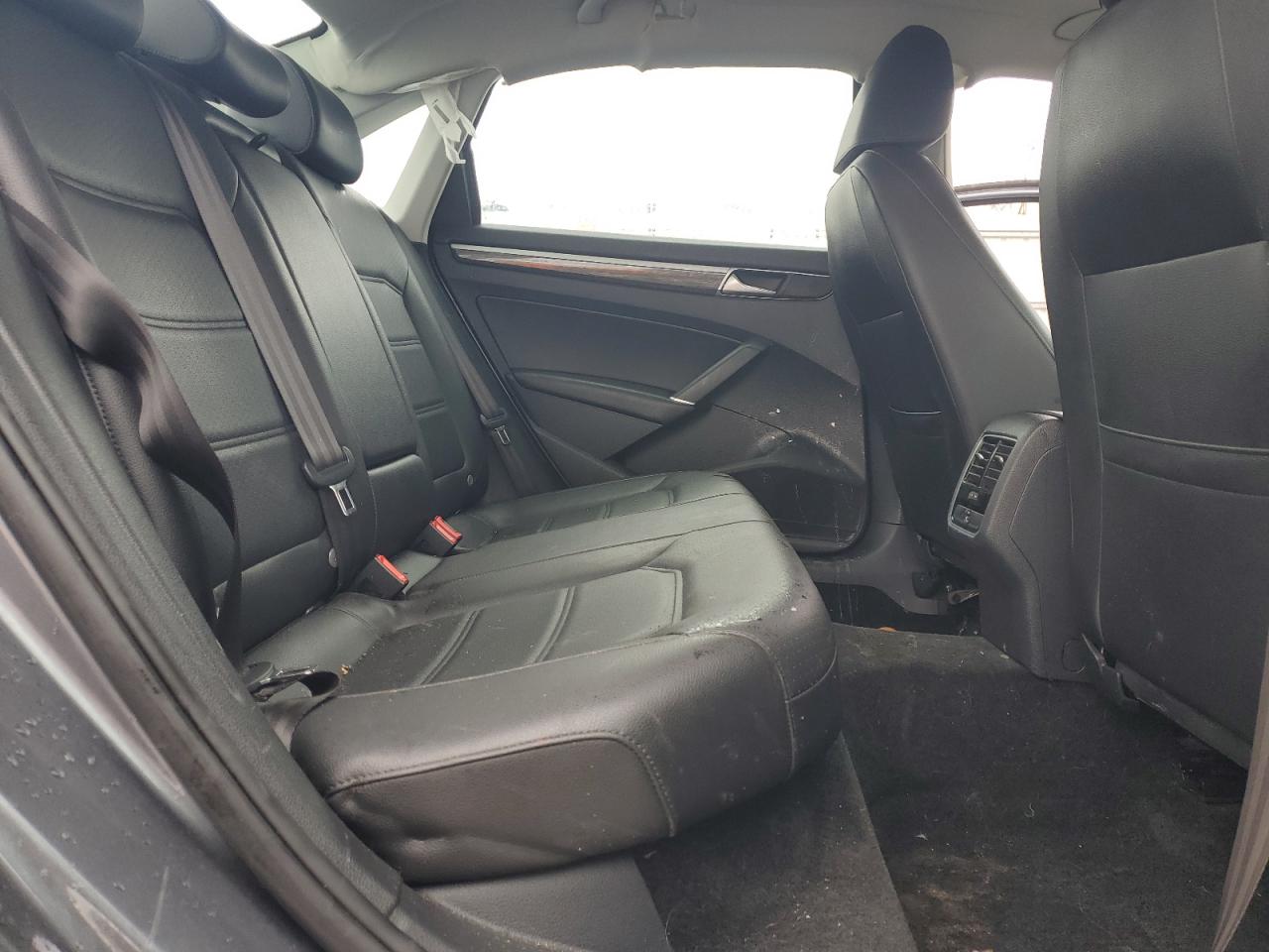 2018 Volkswagen Passat - Image 10