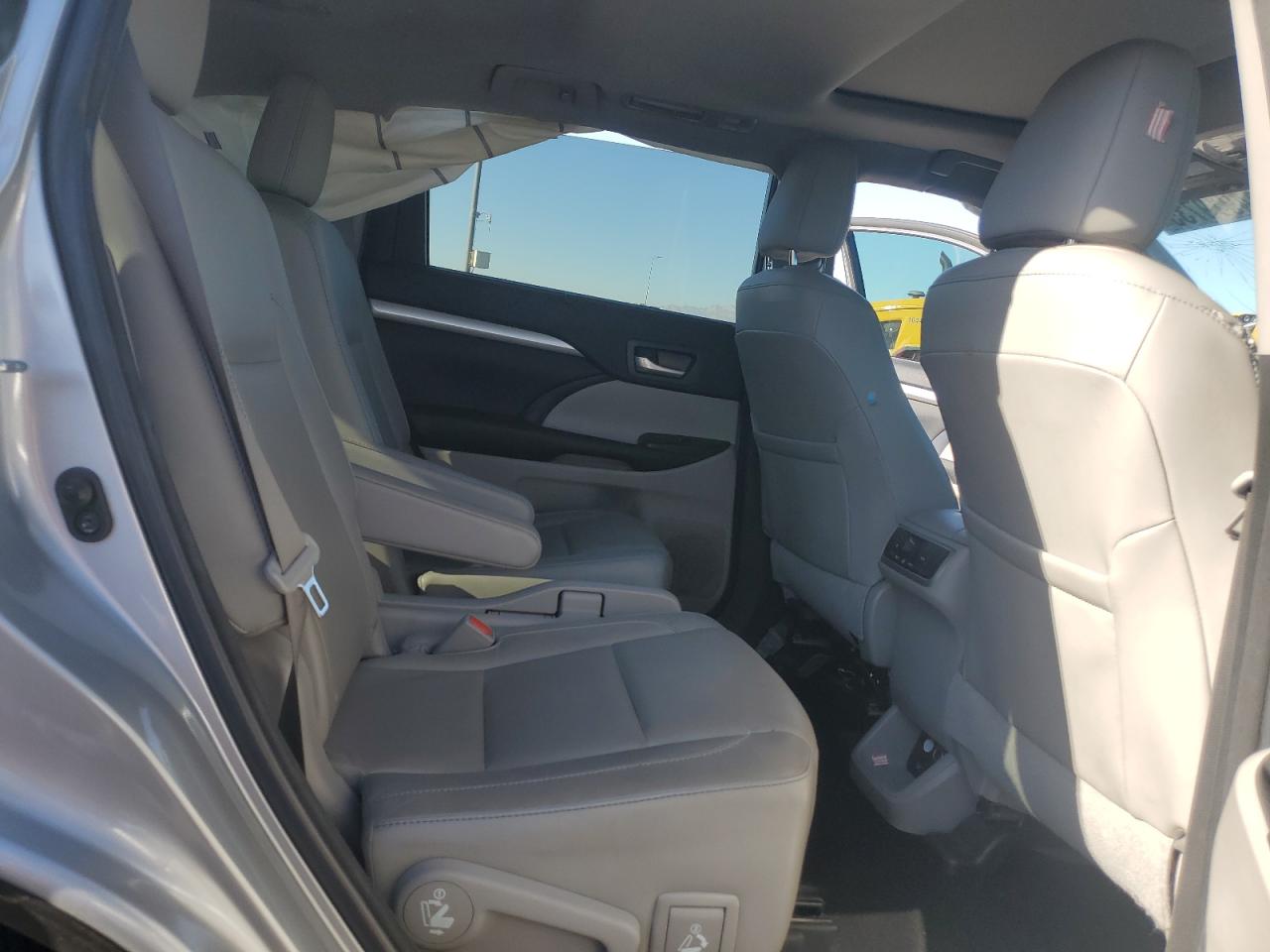 2016 Toyota Highlander - Image 11