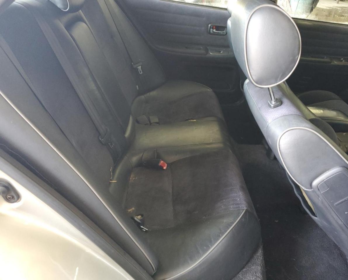 2003 Lexus IS - Image 10