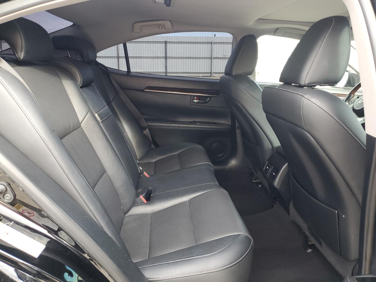 2016 Lexus ES - Image 10