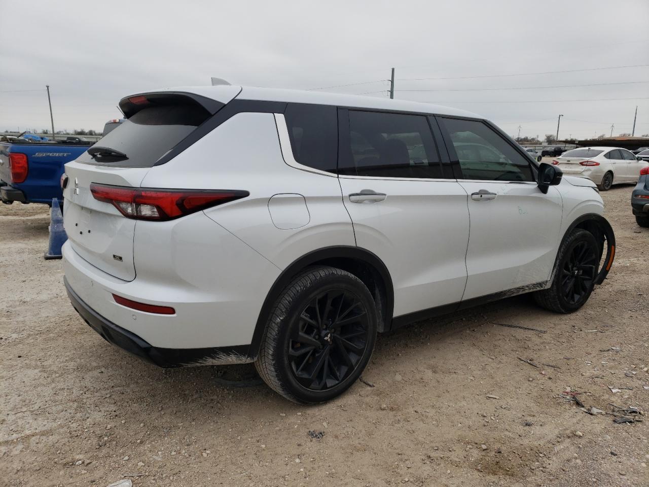 2024 Mitsubishi Outlander - Image 3