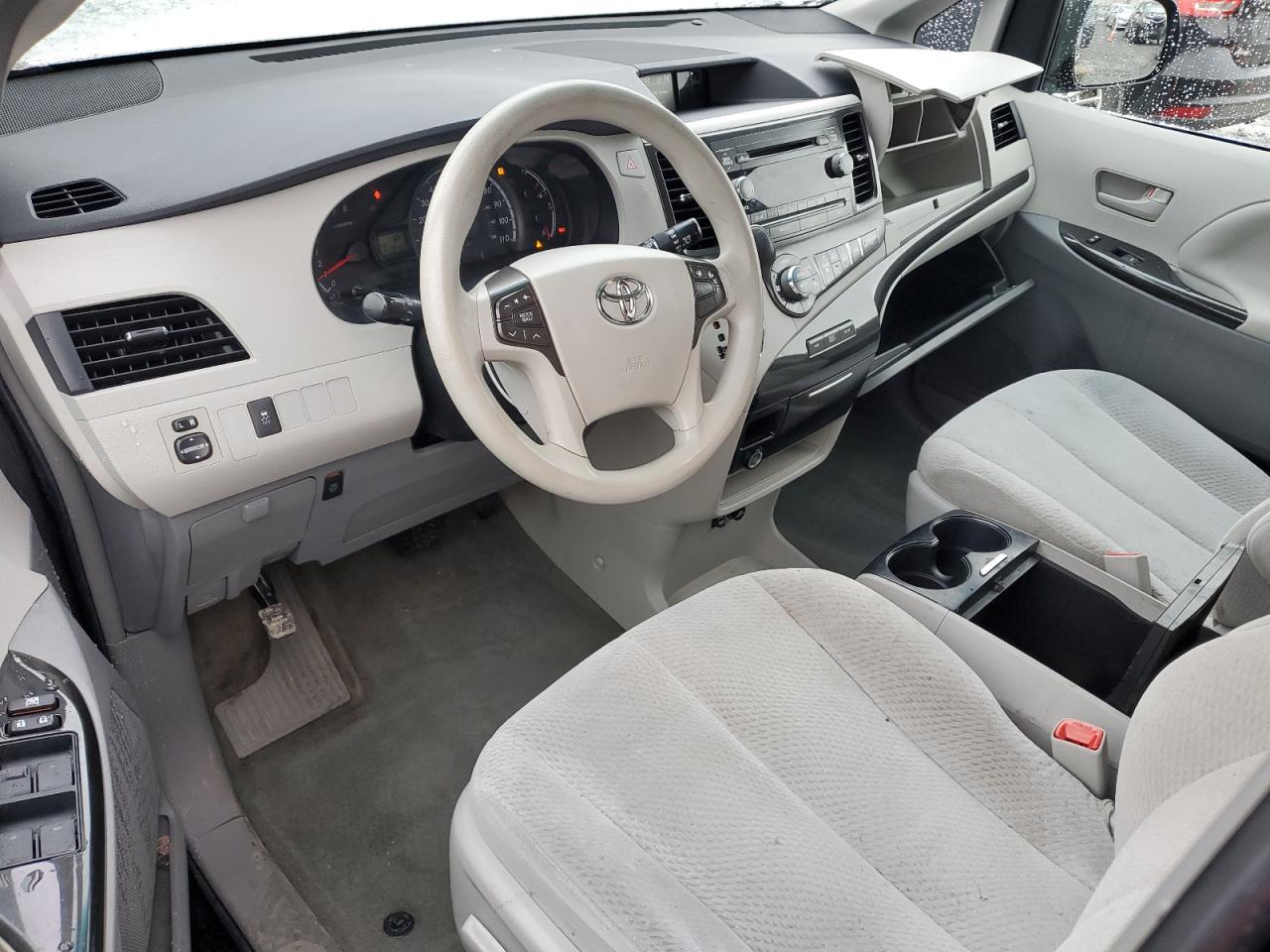 2013 Toyota Sienna - Image 8