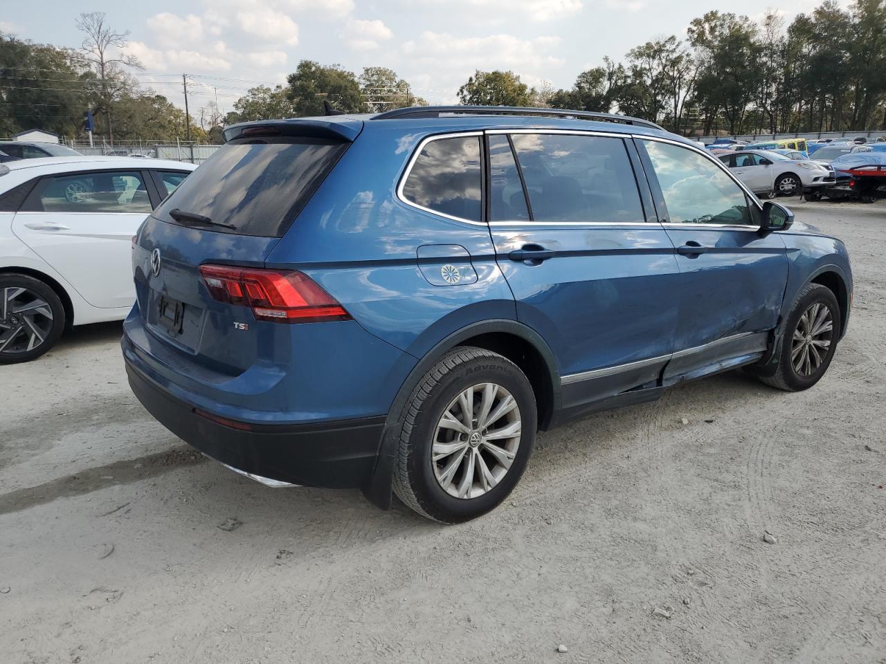 2018 Volkswagen Tiguan - Image 3