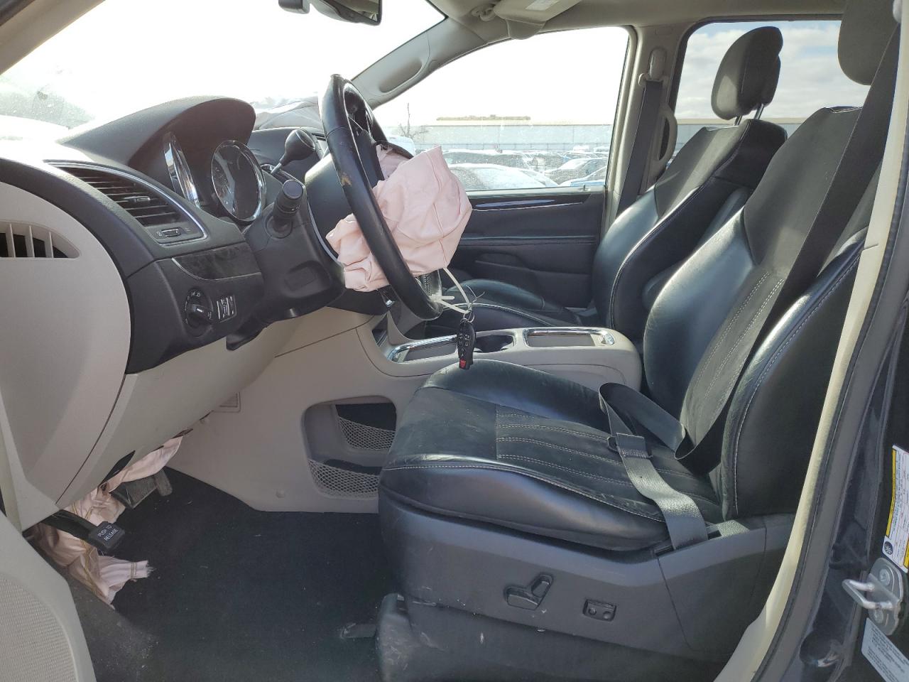 2016 Chrysler Town & Country - Image 7