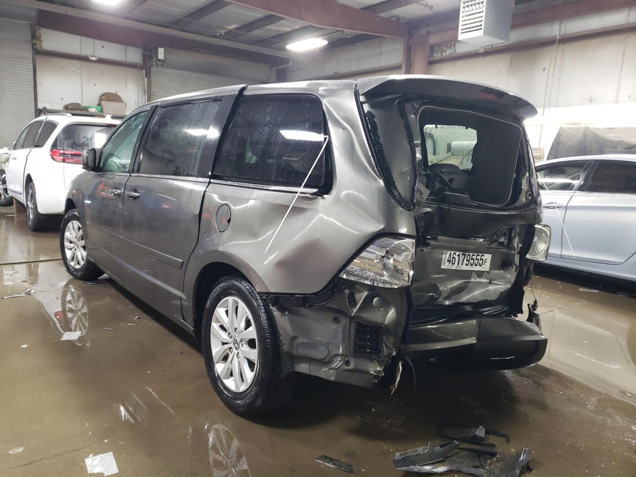 2010 Volkswagen Routan - Image 2