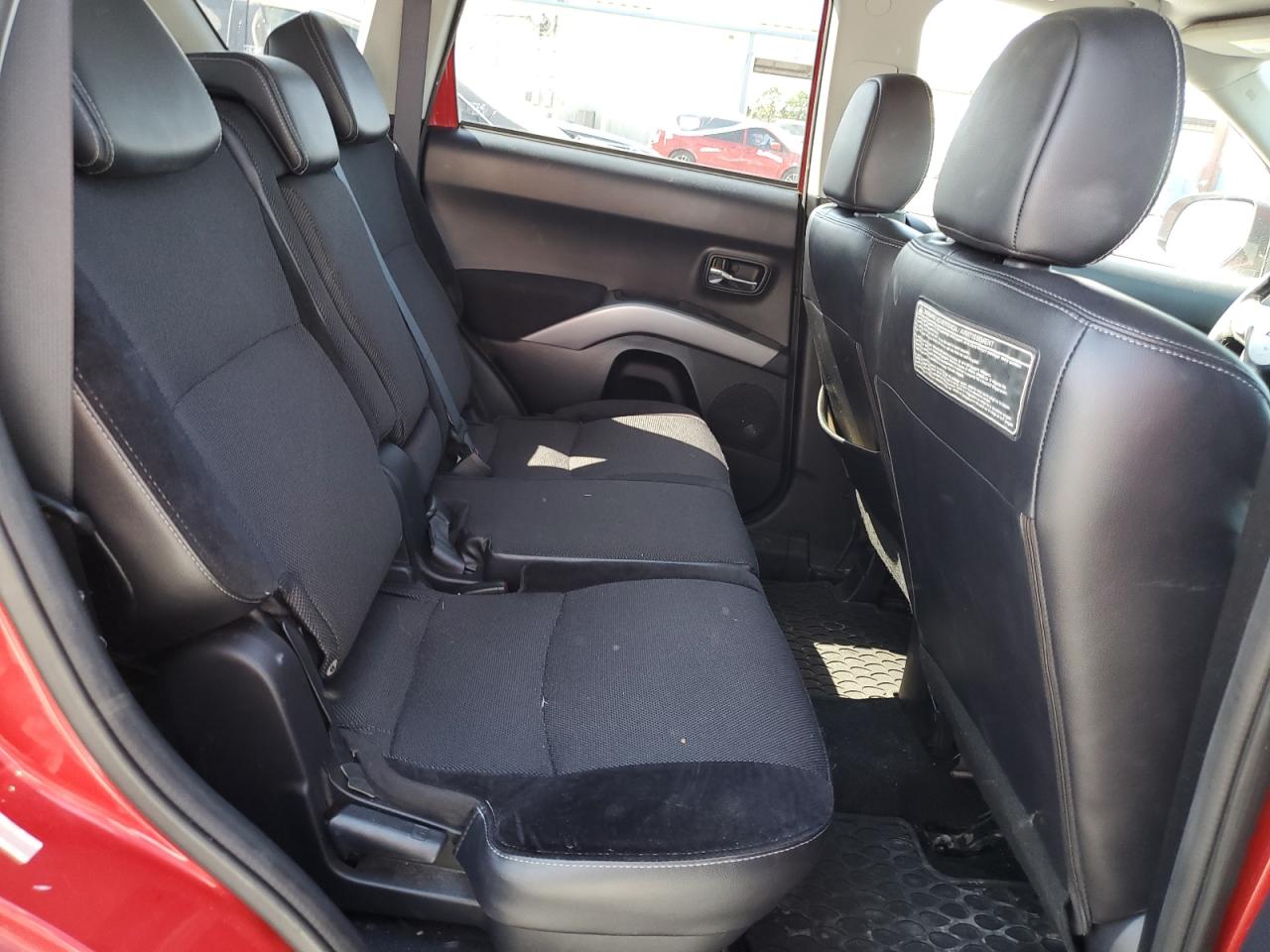 2010 Mitsubishi Outlander - Image 11