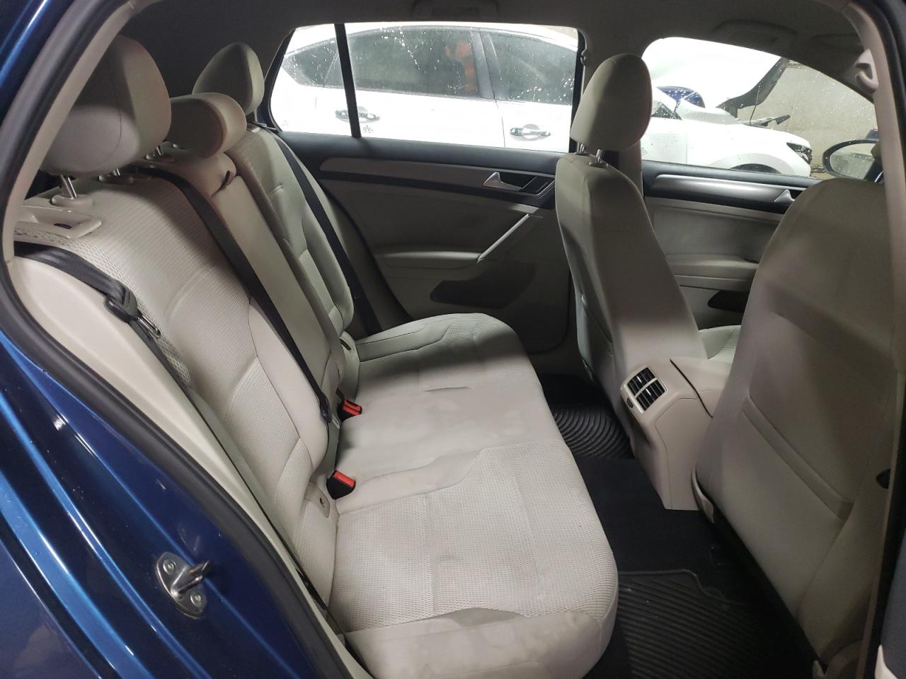 2016 Volkswagen Golf - Image 10