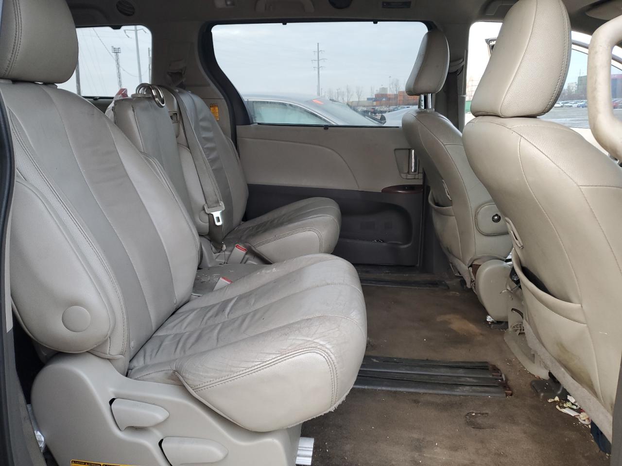 2014 Toyota Sienna - Image 11