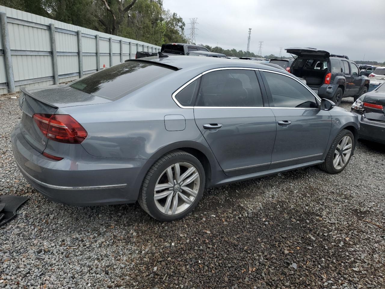 2017 Volkswagen Passat - Image 3