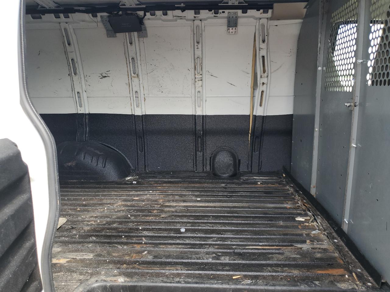 2003 Chevrolet Express - Image 11