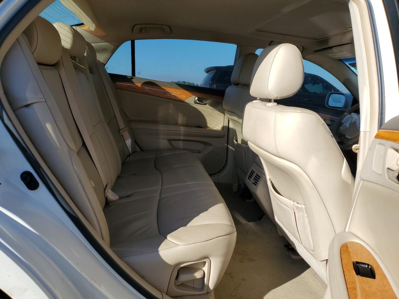 2005 Toyota Avalon - Image 10