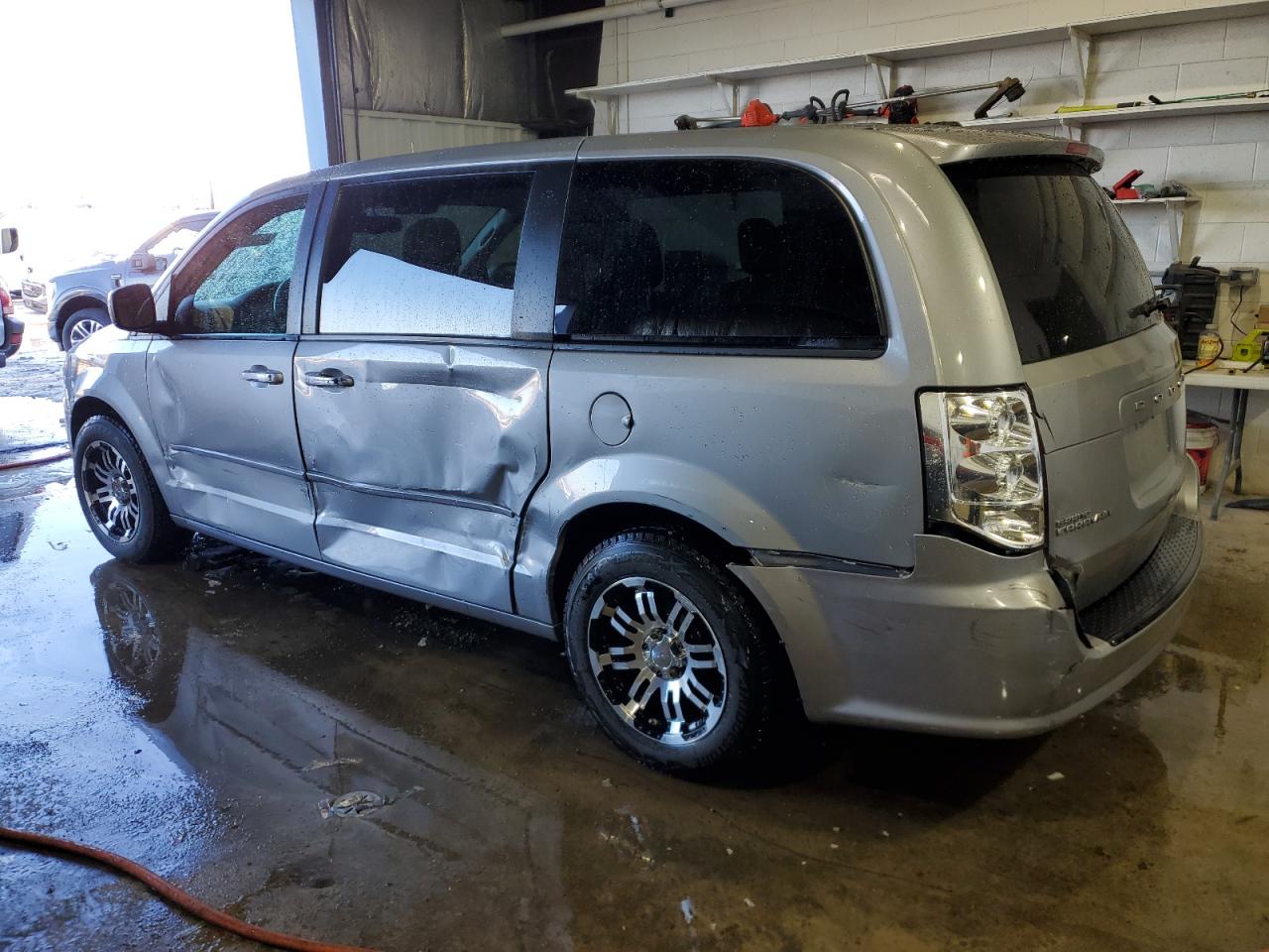 2015 Dodge Caravan - Image 2