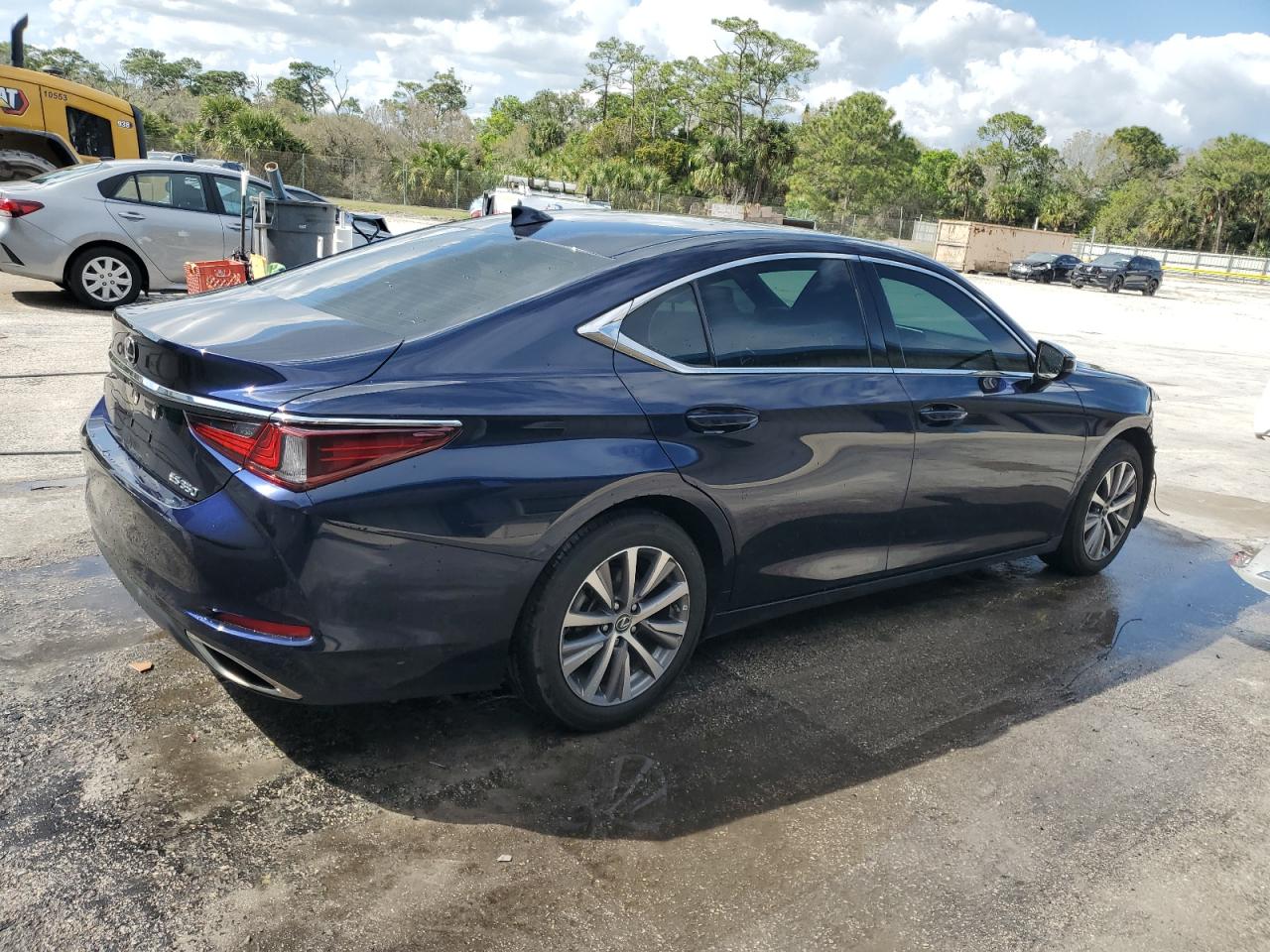 2021 Lexus ES - Image 3