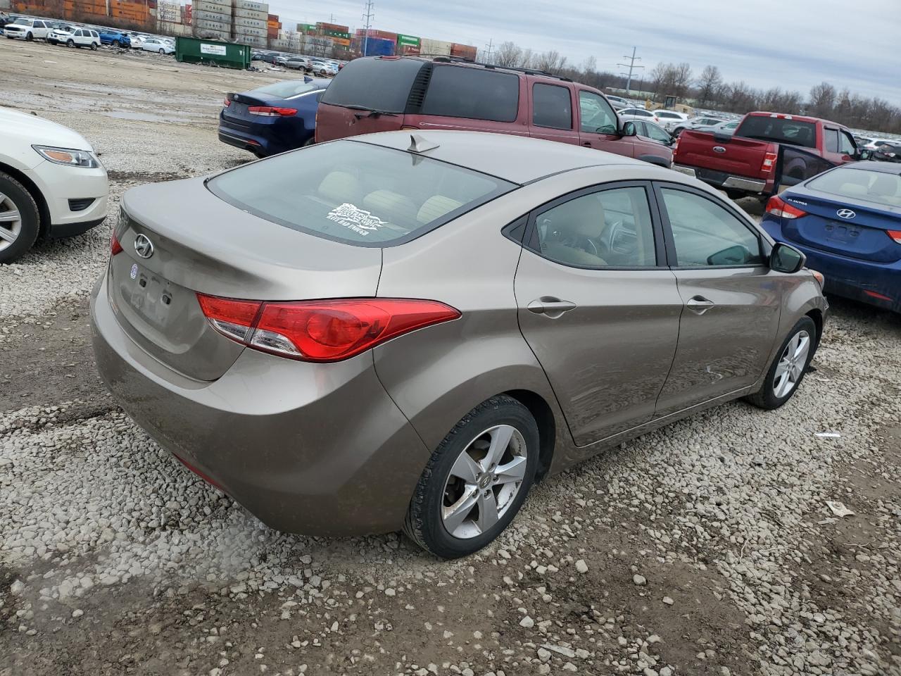 2013 Hyundai Elantra - Image 3