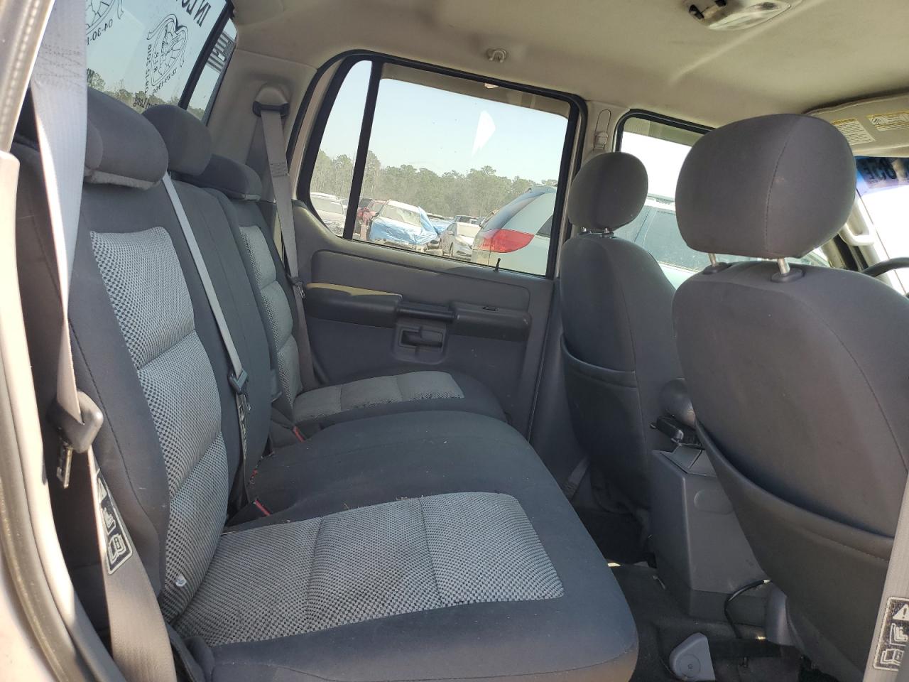 2004 Ford Explorer - Image 10