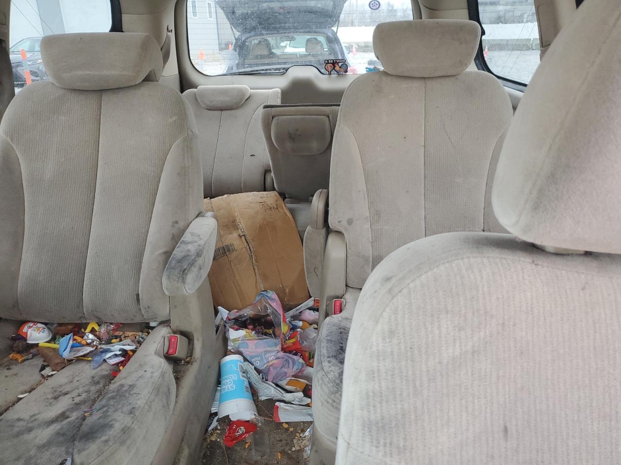 2008 Kia Sedona - Image 10