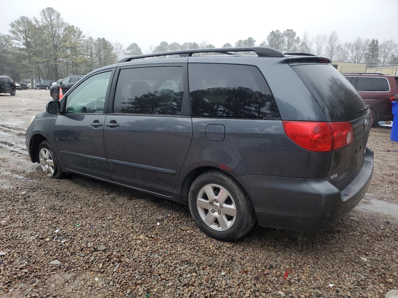 2009 Toyota Sienna - Image 2