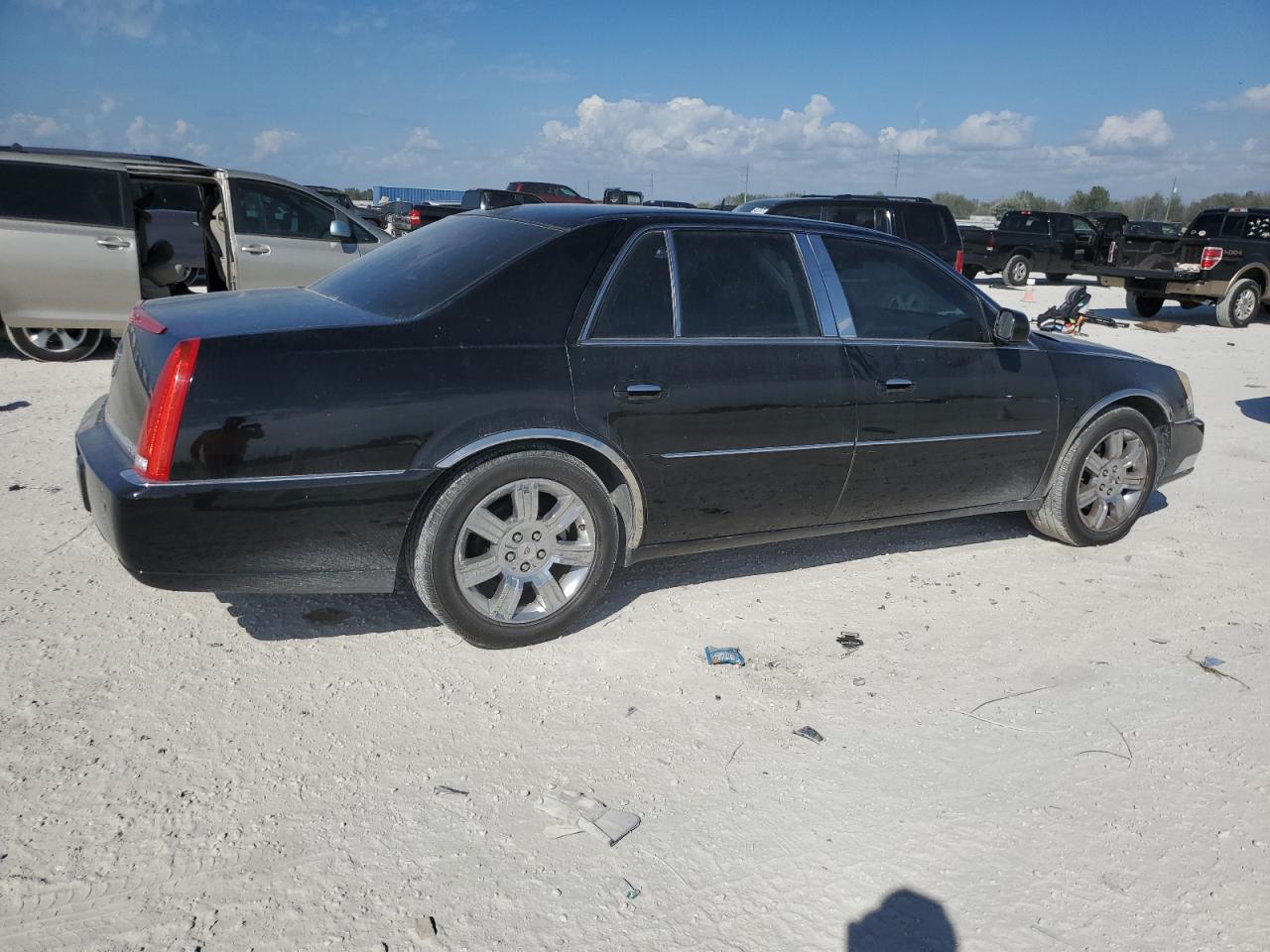 2010 Cadillac DTS - Image 3
