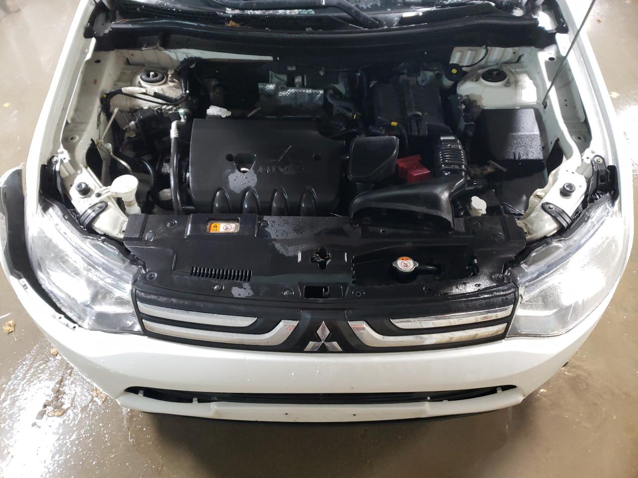 2014 Mitsubishi Outlander - Image 11