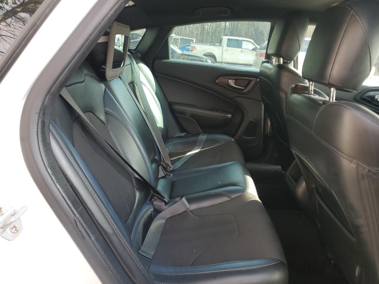 2015 Chrysler 200 - Image 10