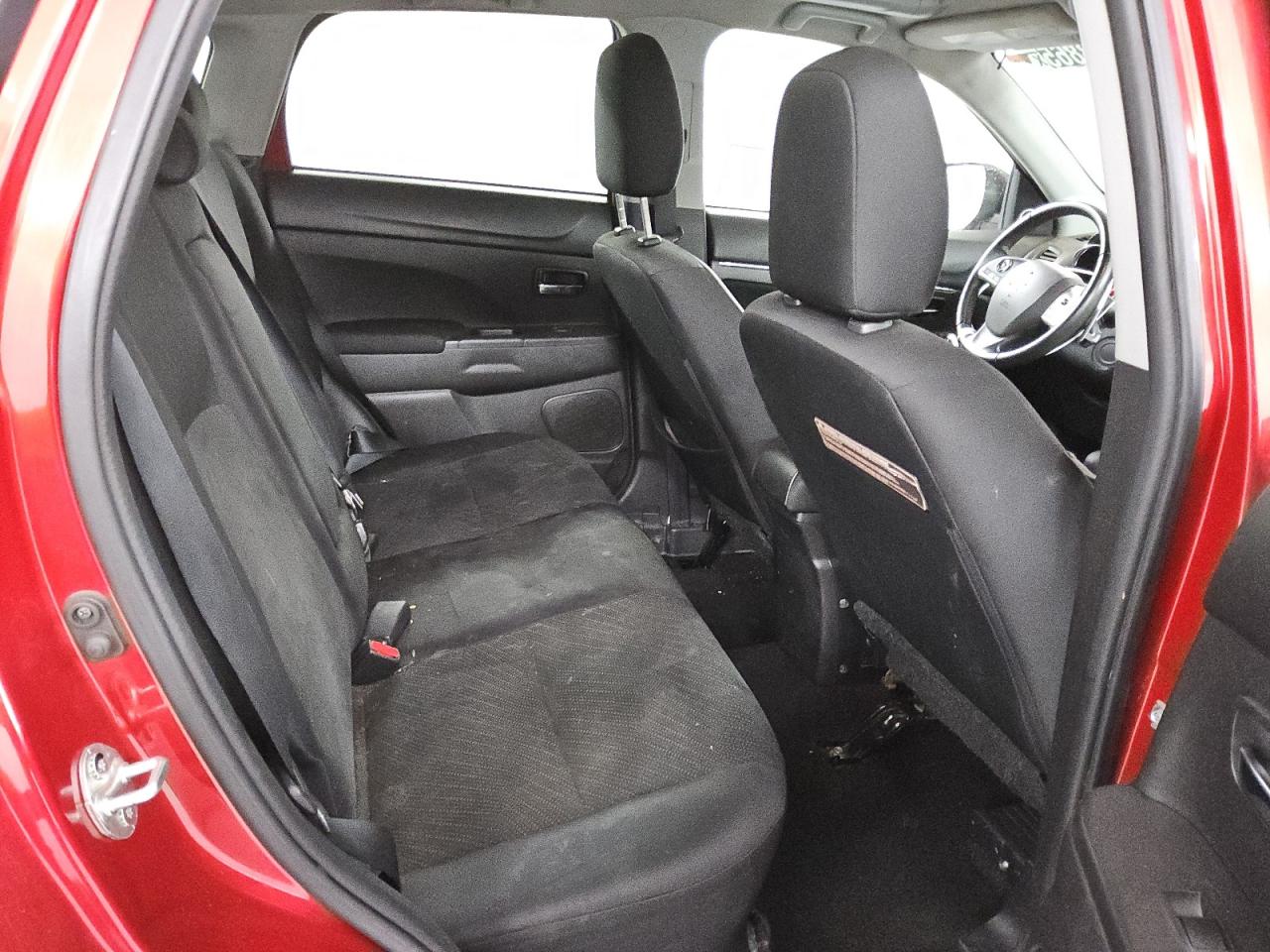 2014 Mitsubishi Outlander - Image 11