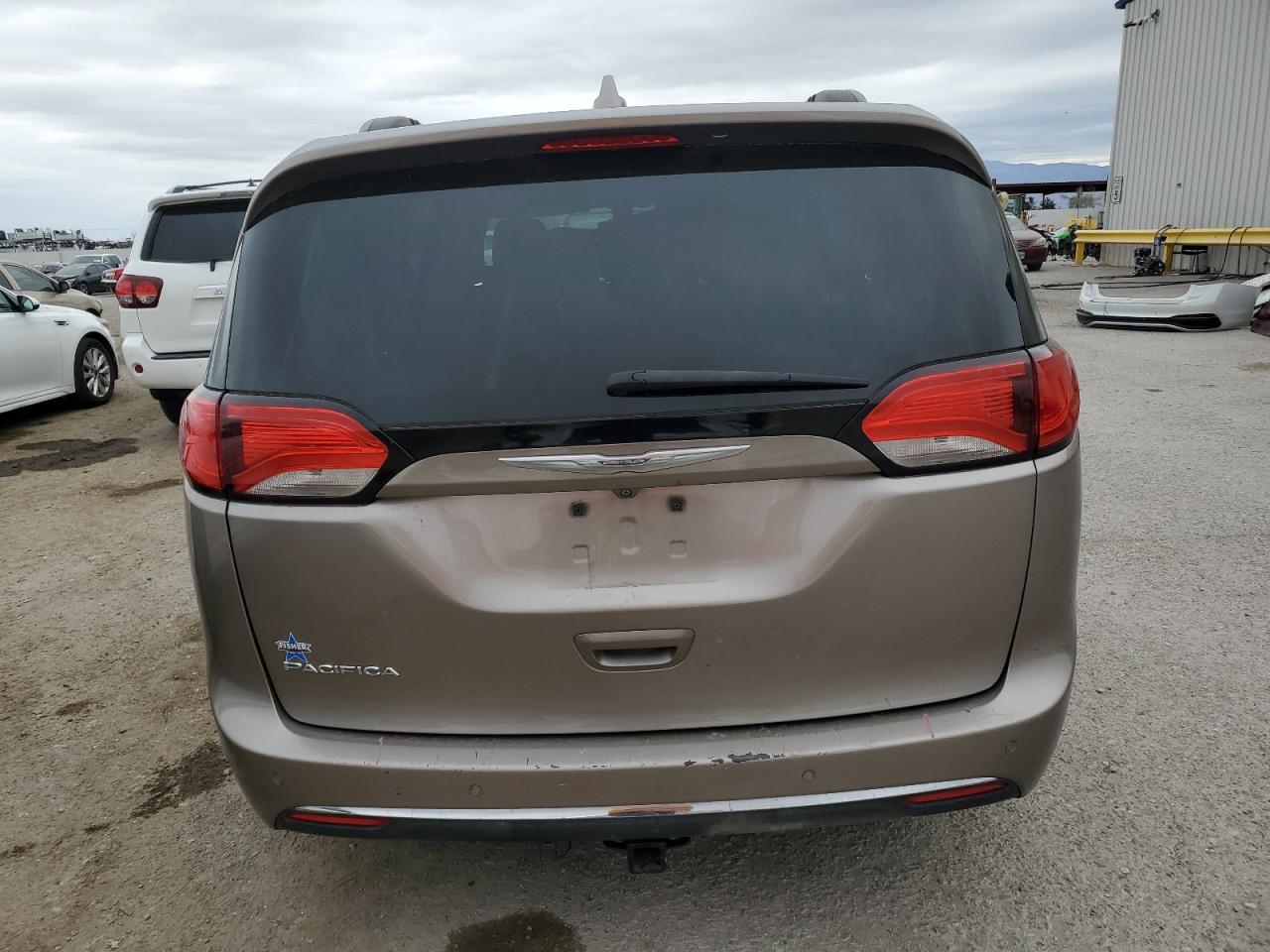2017 Chrysler Pacifica - Image 6