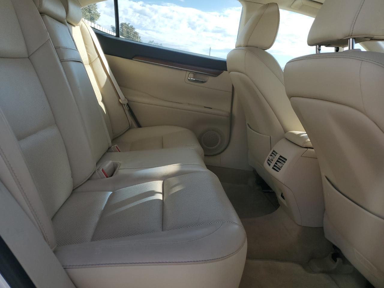 2015 Lexus ES - Image 10