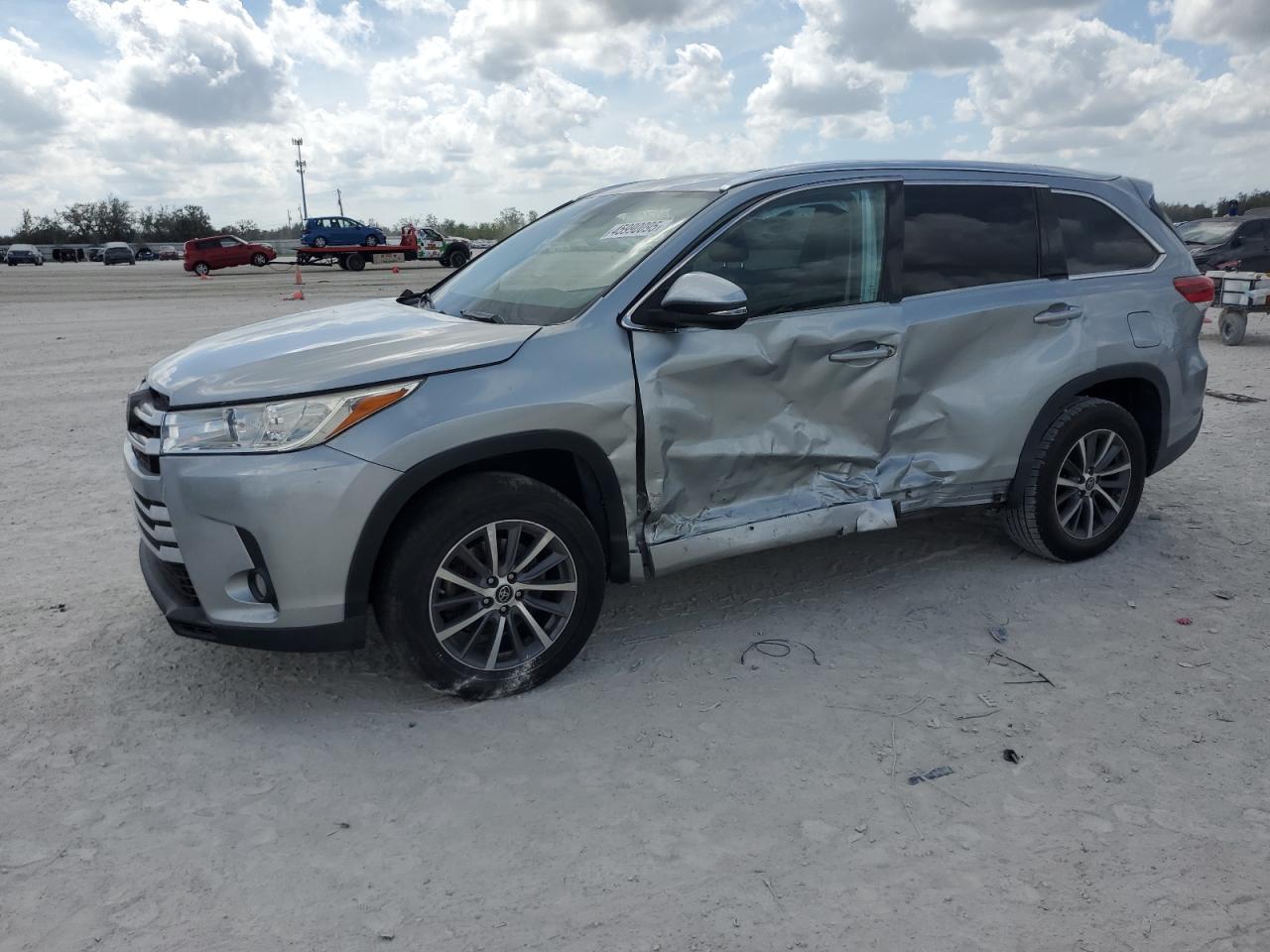 2018 Toyota Highlander - Image 1