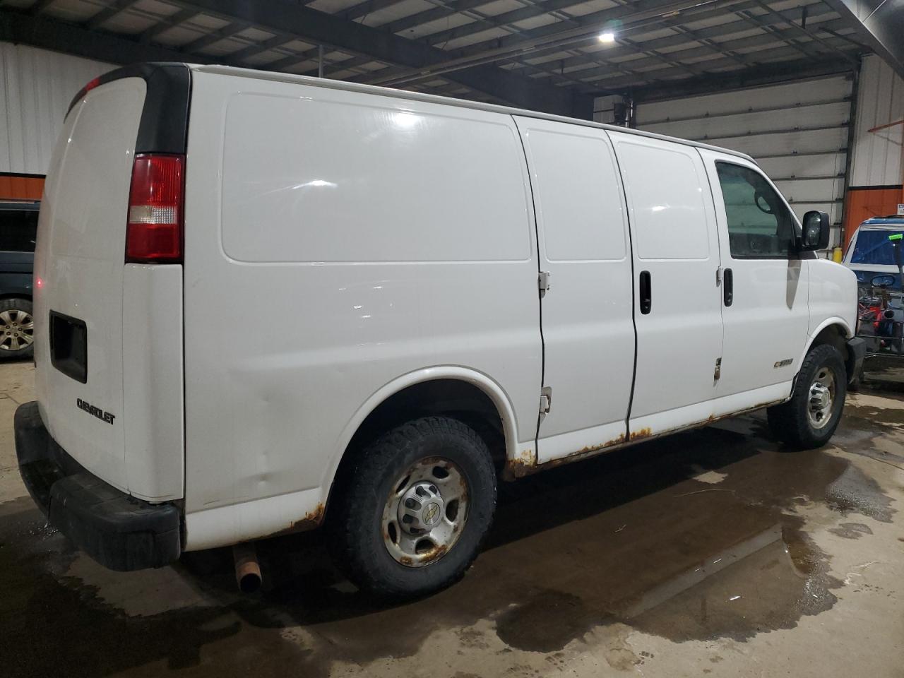 2005 Chevrolet Express - Image 3